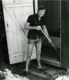Tidlegare statsminister Thorbjørn Jagland vaskar utedoen på AUF sin sommarleir på Utøya i juli 1979. Ingen toalett i Noreg har blitt vaska av fleire statsministrar enn utedoen på Utøya.﻿